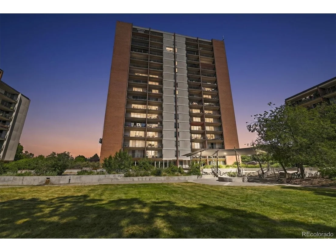 Photo of Unit 1007 at 955 Eudora St