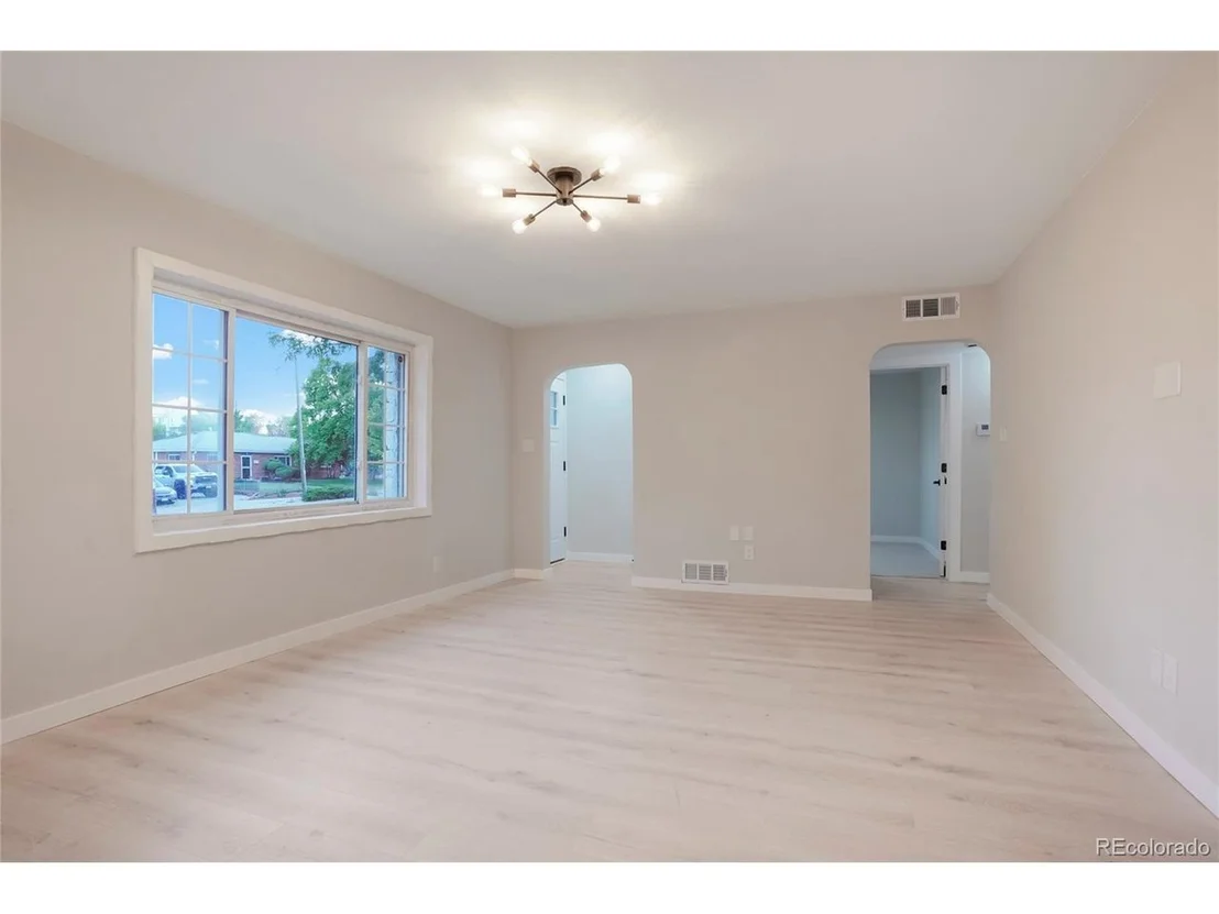 Photo of 991 Russell Blvd