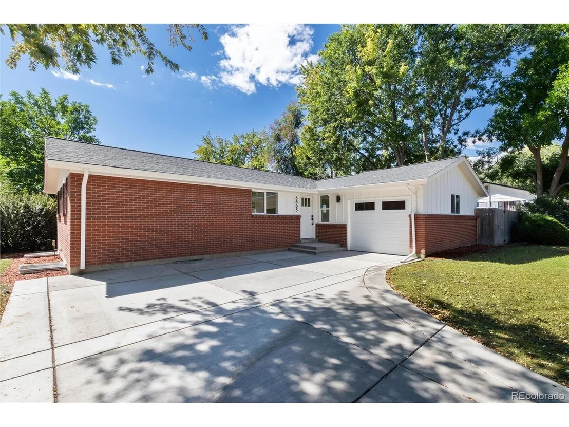 Photo of 6885 Oak Way