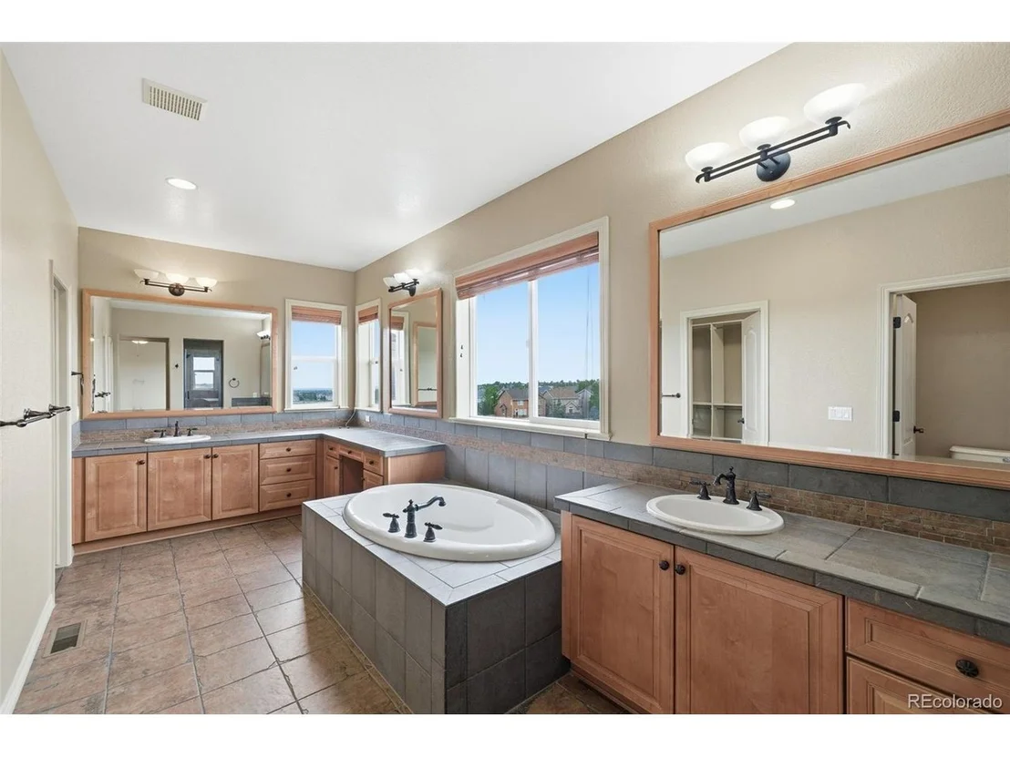 Photo of 10977 Glengate Cir