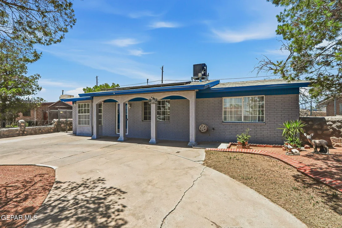 Photo of 323 VALLE SERENO Drive