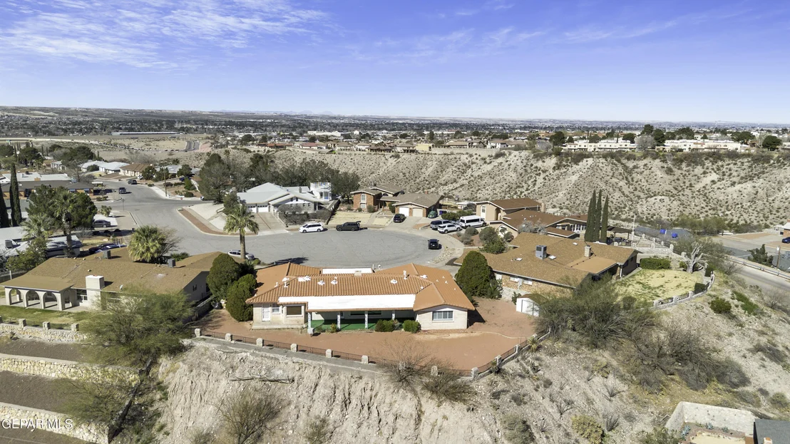 Photo of 612 SOMERSET Drive