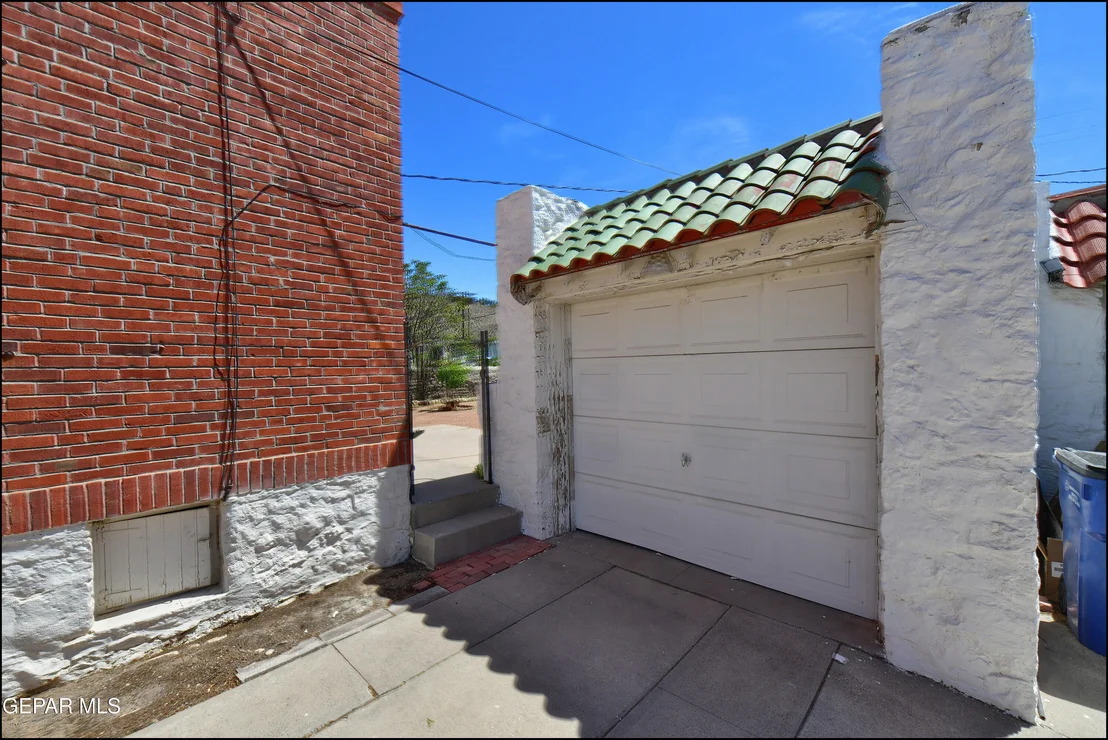 Photo of 912 MESITA Drive
