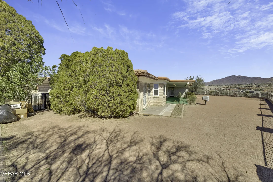 Photo of 612 SOMERSET Drive