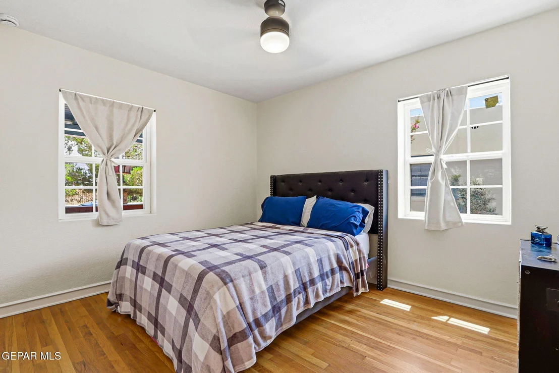 Photo of 2037 CRESCENT Circle
