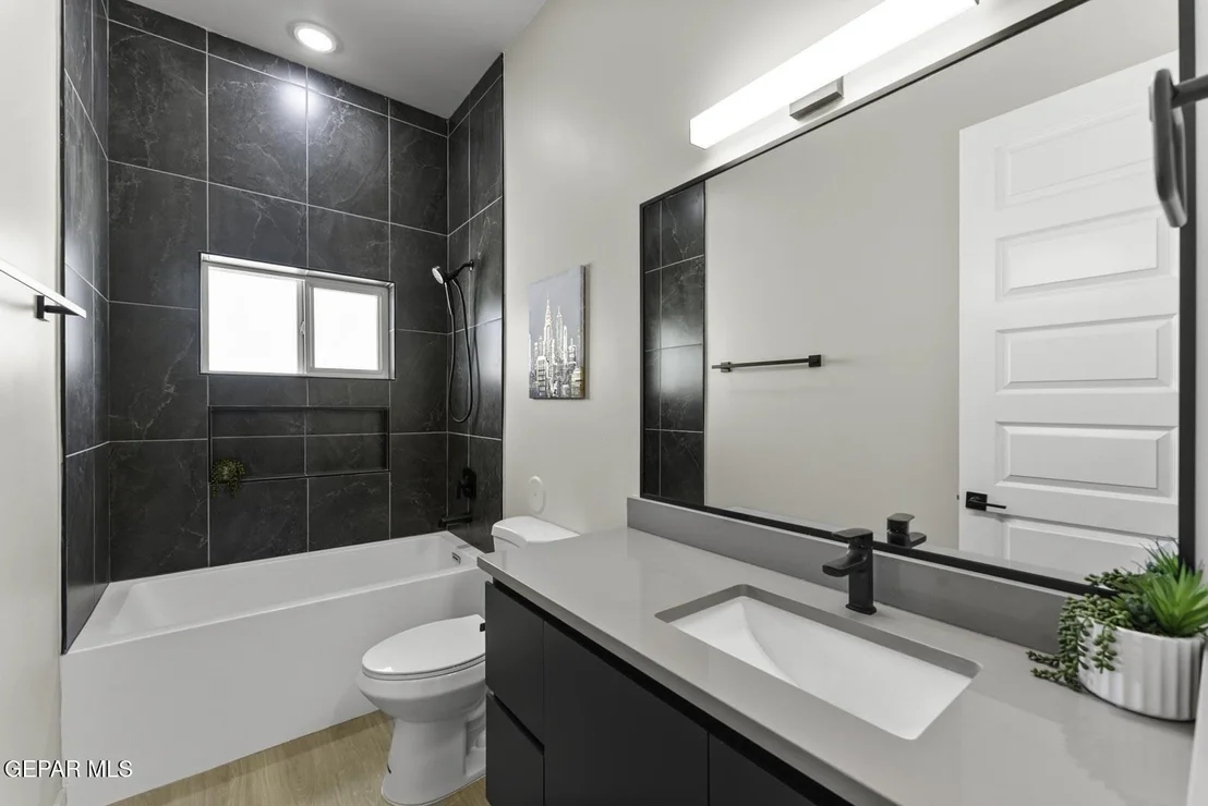 Photo of 916 Sandhurst Place
