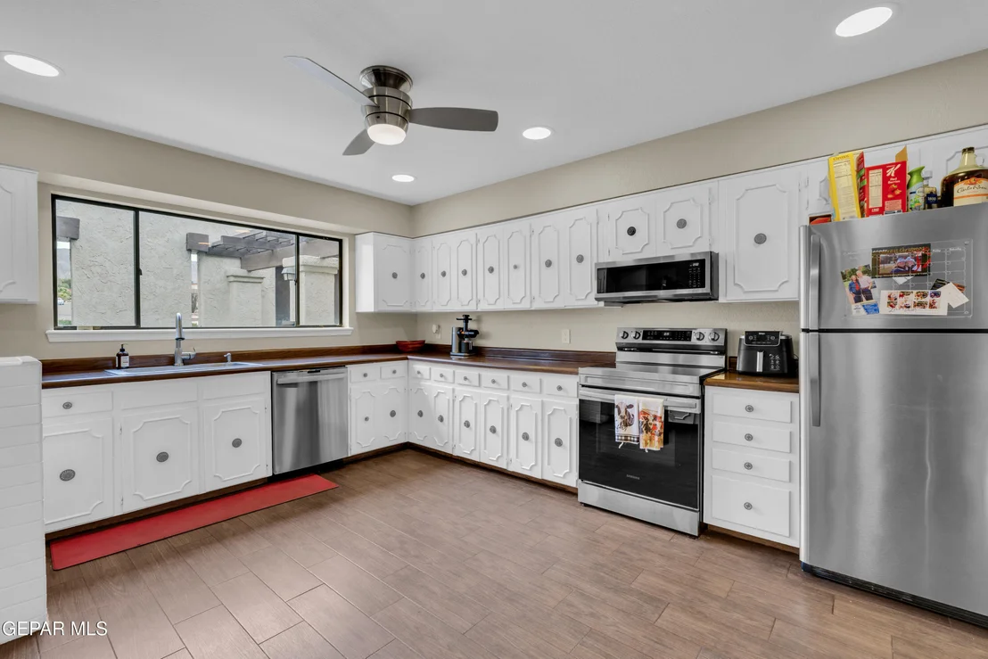 Photo of 425 VALPLANO Drive