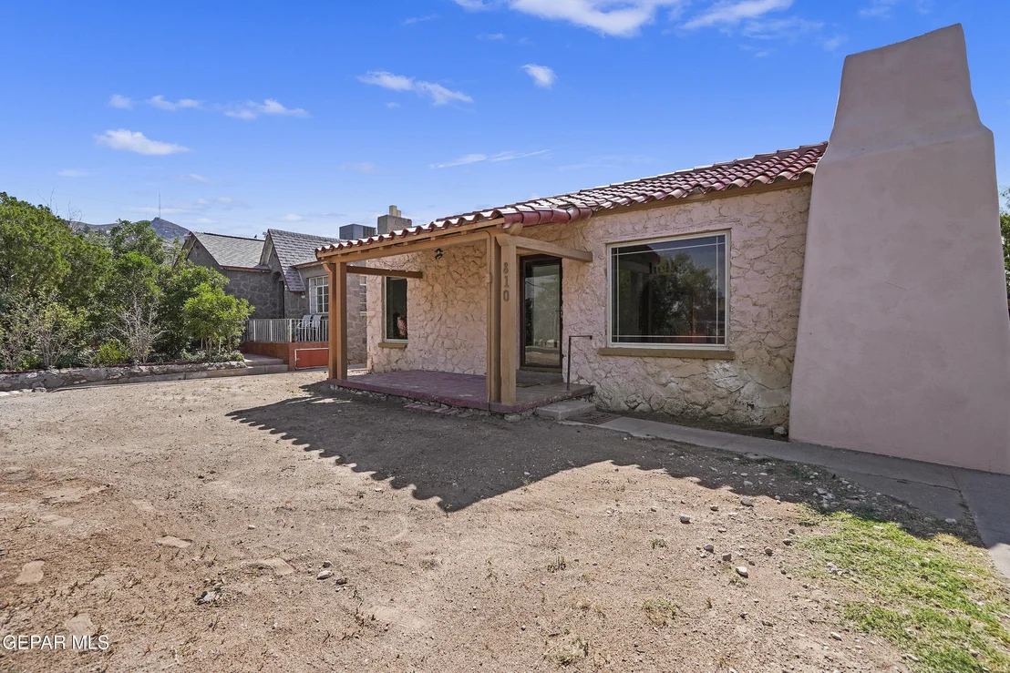 Photo of 810 MESITA Drive