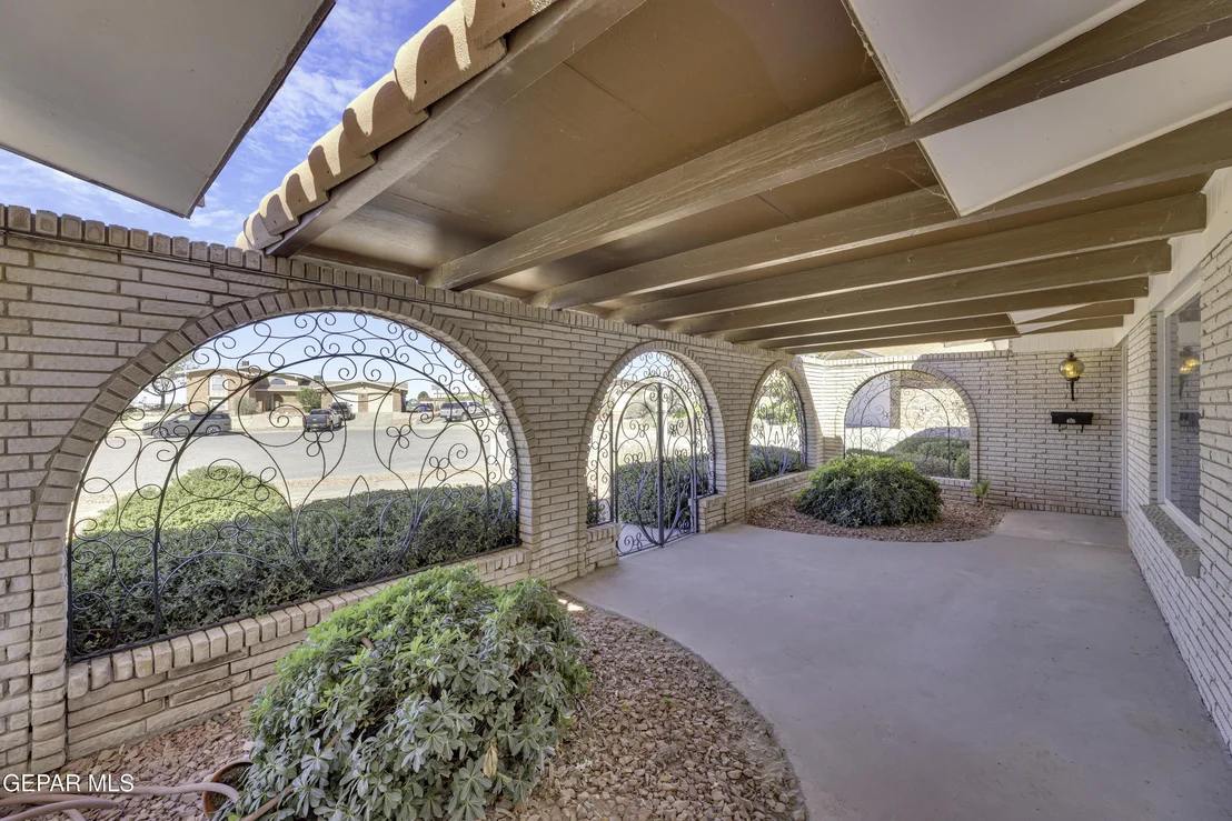 Photo of 612 SOMERSET Drive