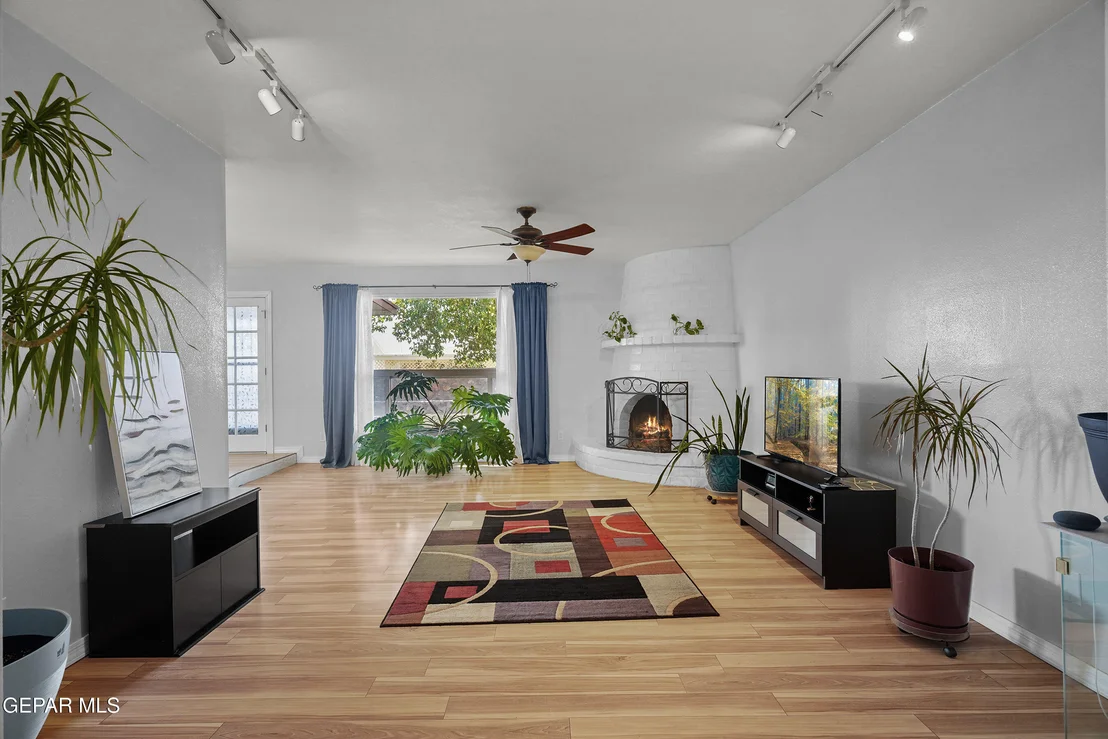 Photo of 805 ESPOLON Drive