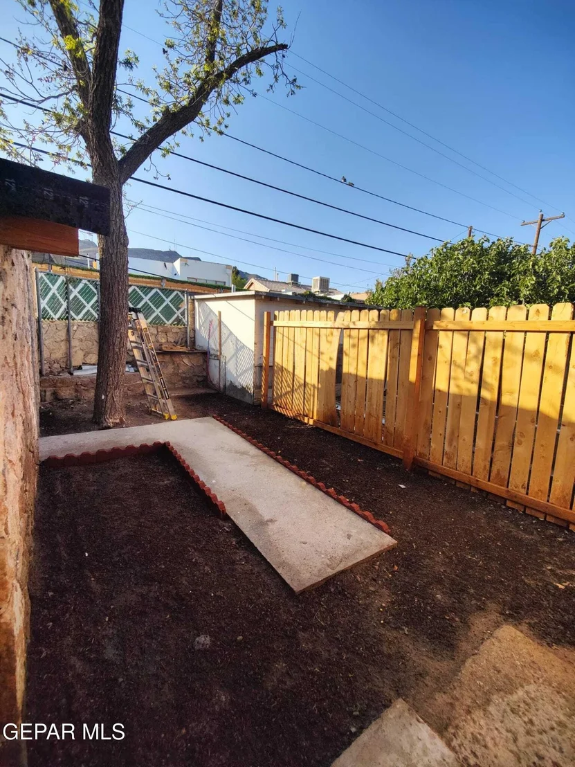 Photo of 2227 GRANT Avenue