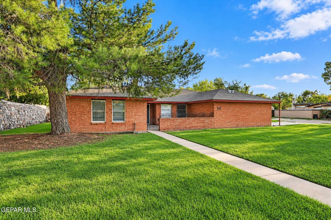 Photo of 220 SERRANIA Drive