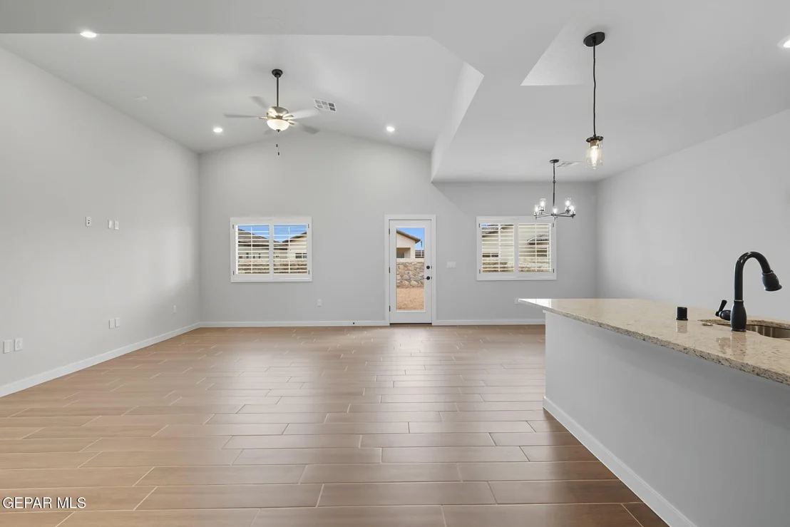 Photo of 925 Nayland Place