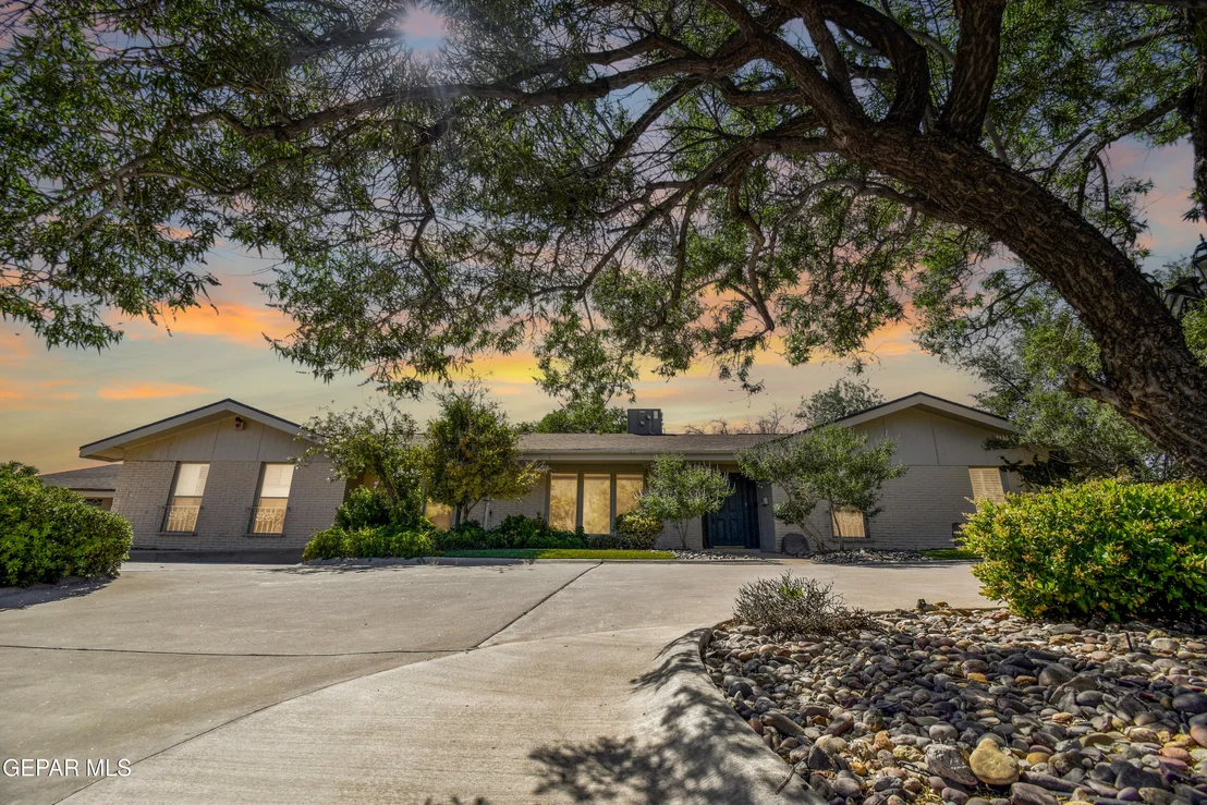 Photo of 849 River Oaks Drive