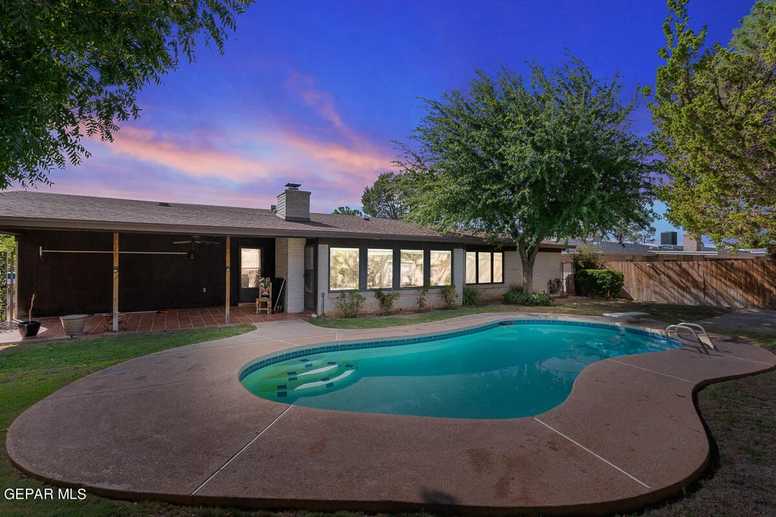Photo of 424 PALMARY Drive