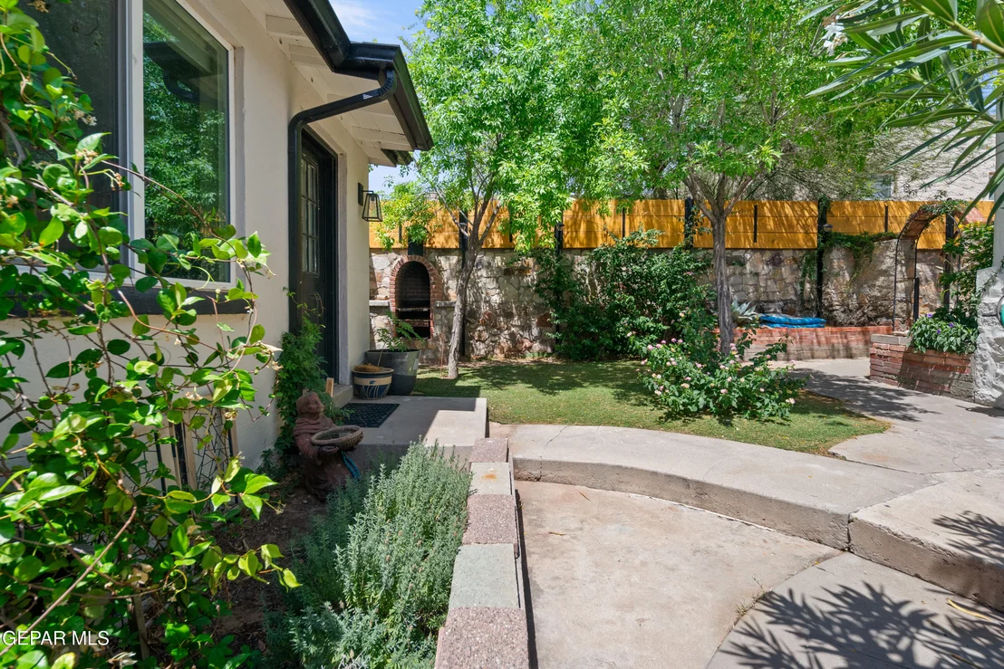 Photo of 2532 ALTURA Avenue