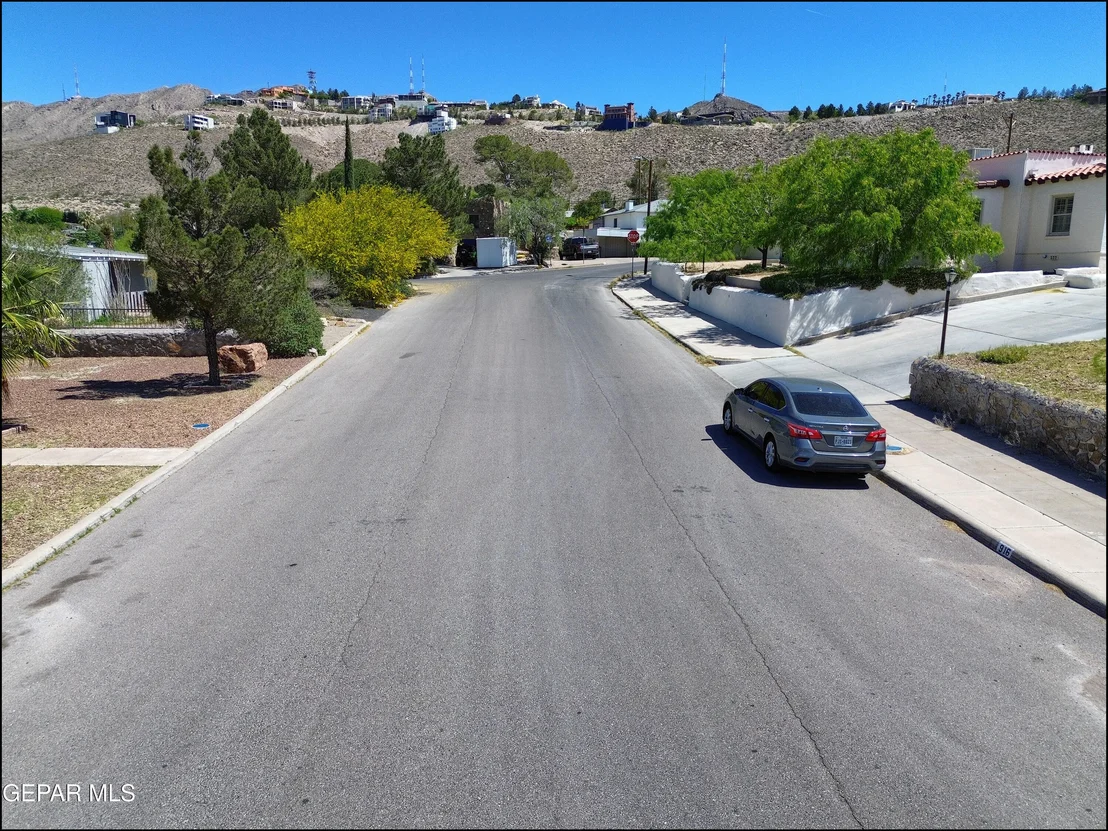 Photo of 912 MESITA Drive
