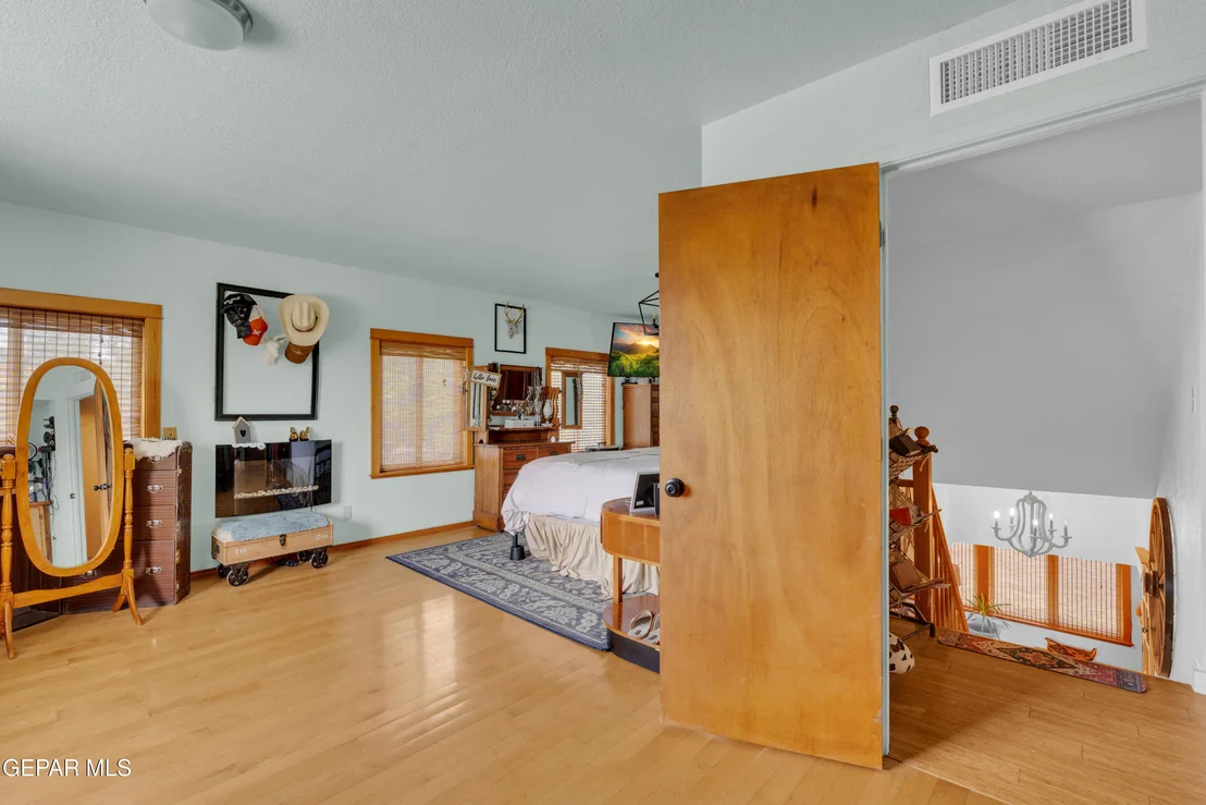Photo of 6040 STRAHAN Road