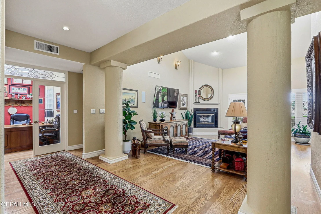 Photo of 1013 LOS JARDINES Circle