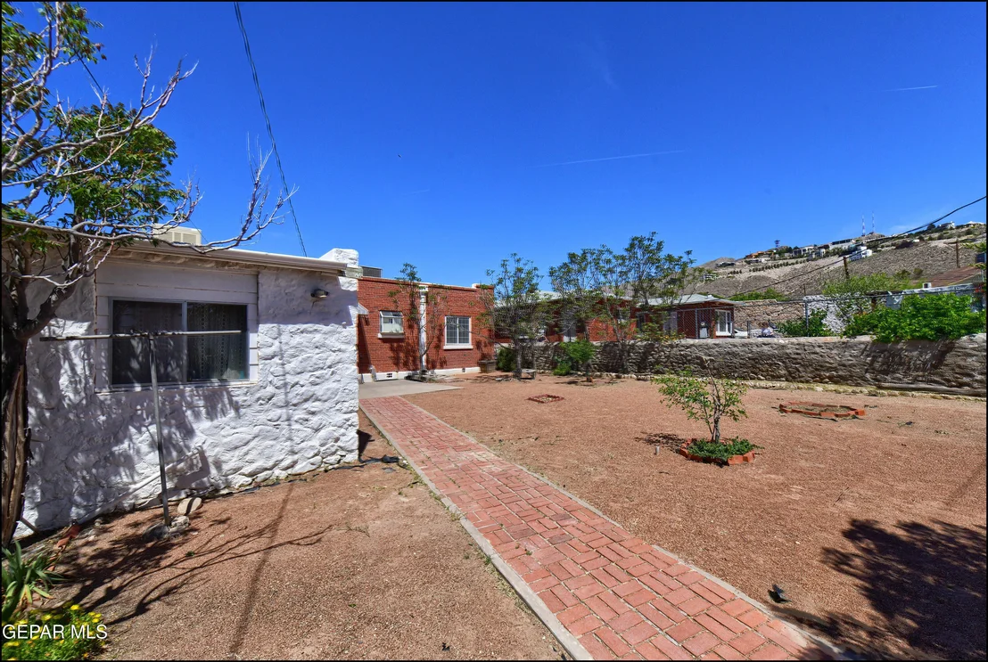 Photo of 912 MESITA Drive