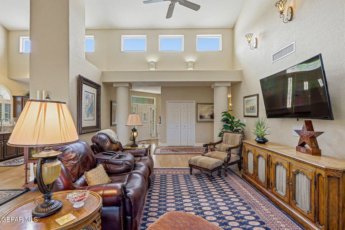 Photo of 1013 LOS JARDINES Circle