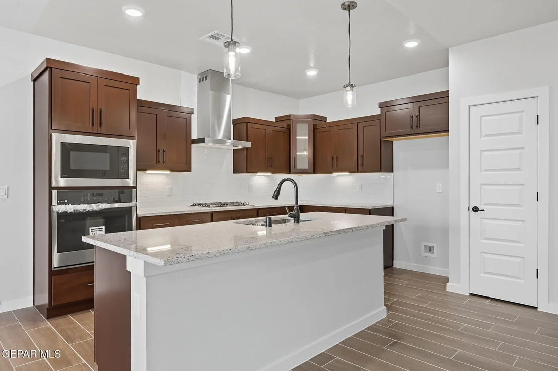 Photo of 925 Nayland Place