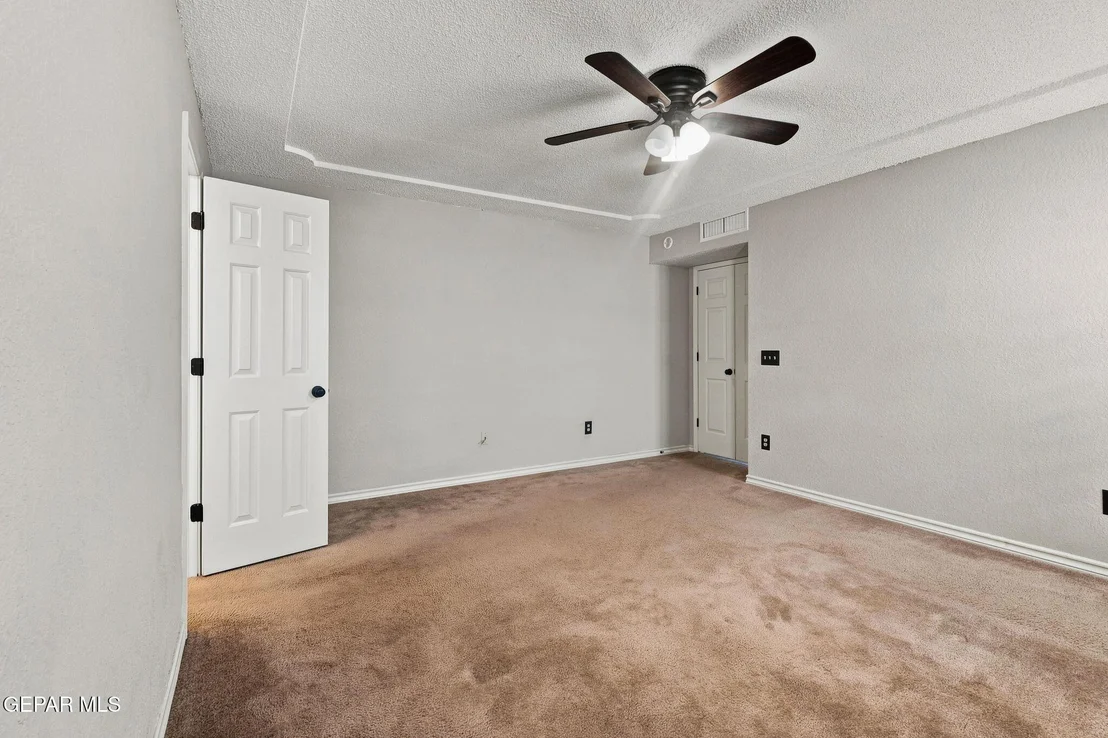 Photo of 860 HEMPSTEAD Drive