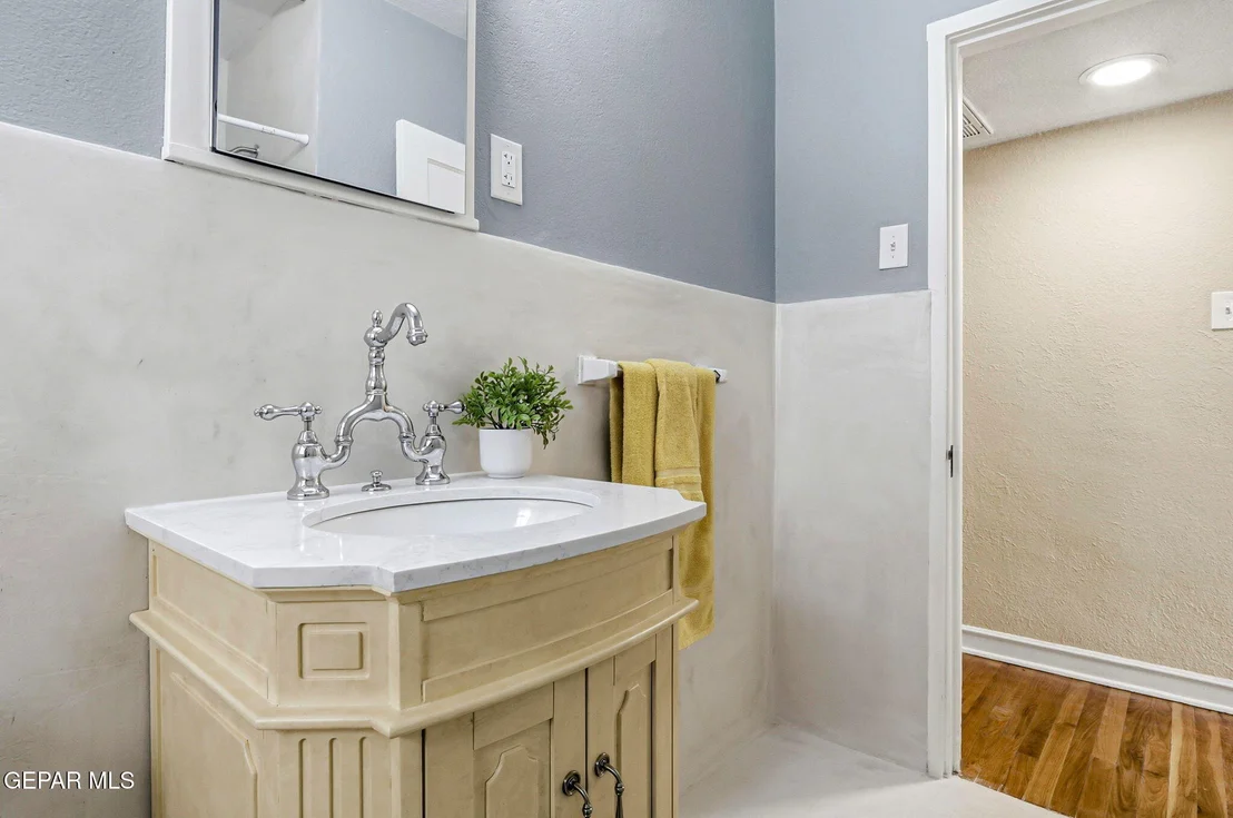 Photo of 2037 CRESCENT Circle