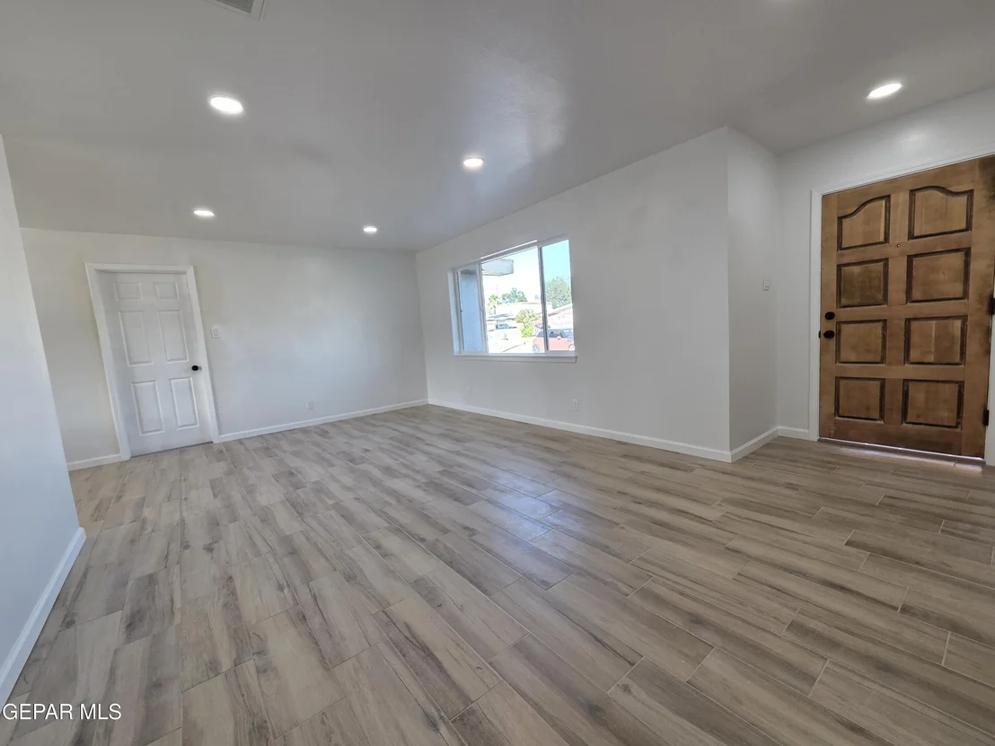 Photo of 1221 MEADOWVIEW Drive