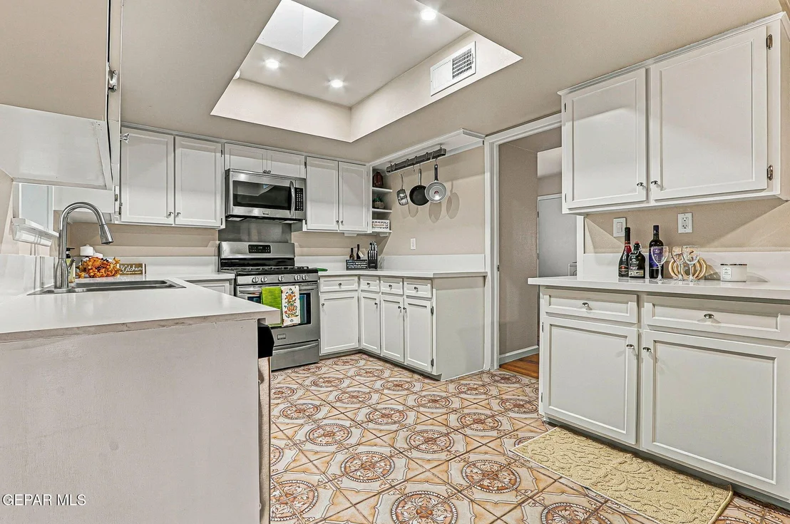 Photo of 220 SERRANIA Drive