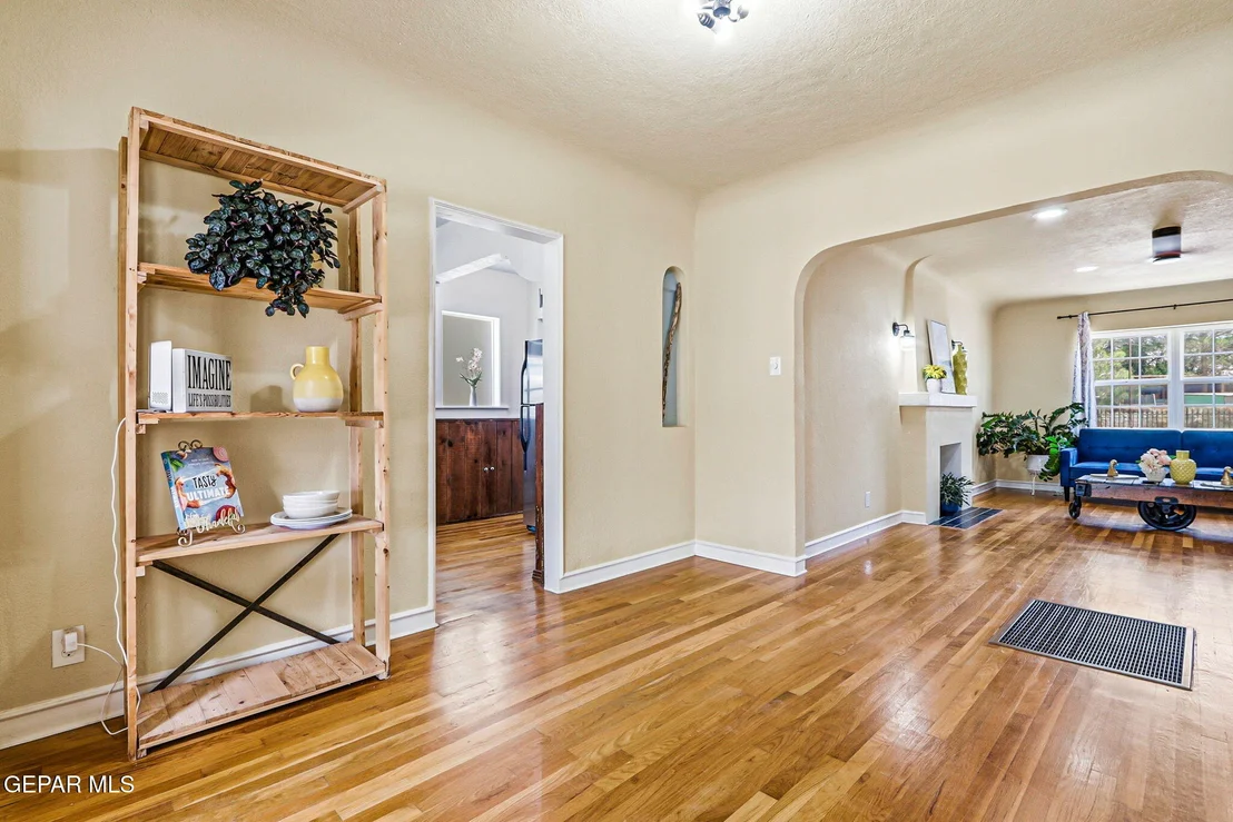 Photo of 2037 CRESCENT Circle