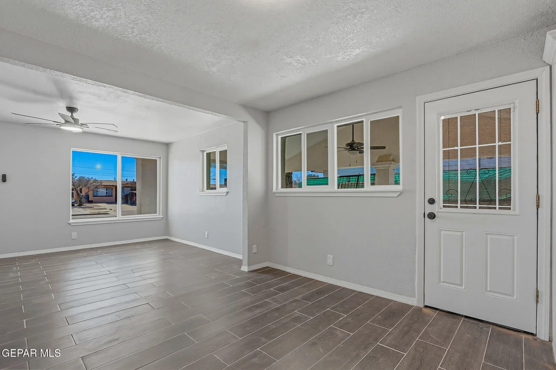 Photo of 261 GLADYS Avenue