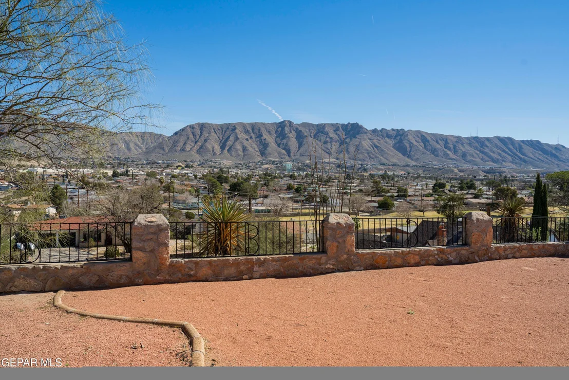 Photo of 612 SOMERSET Drive