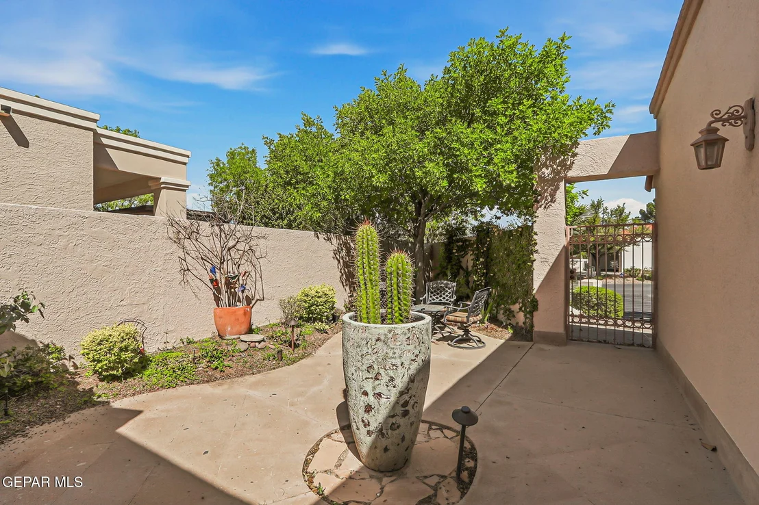 Photo of 1038 LOS JARDINES Circle