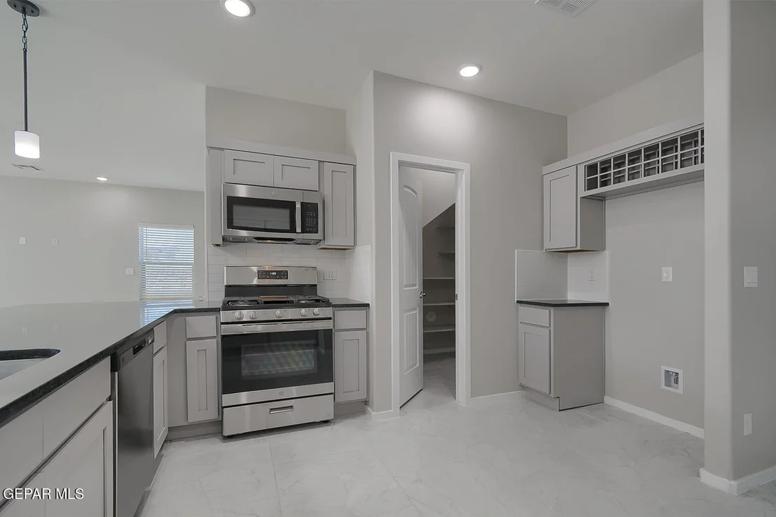 Photo of 15100 COMPOSITION Avenue