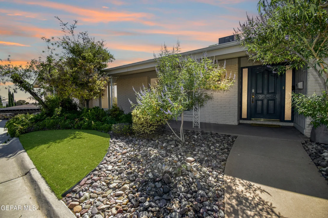 Photo of 849 River Oaks Drive