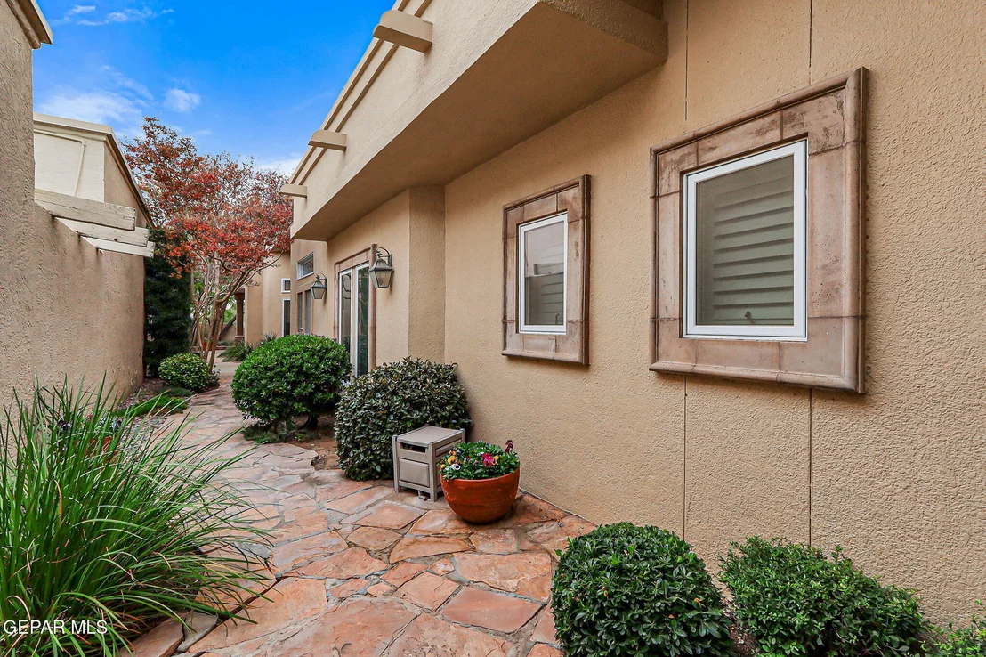 Photo of 1039 LOS JARDINES Circle