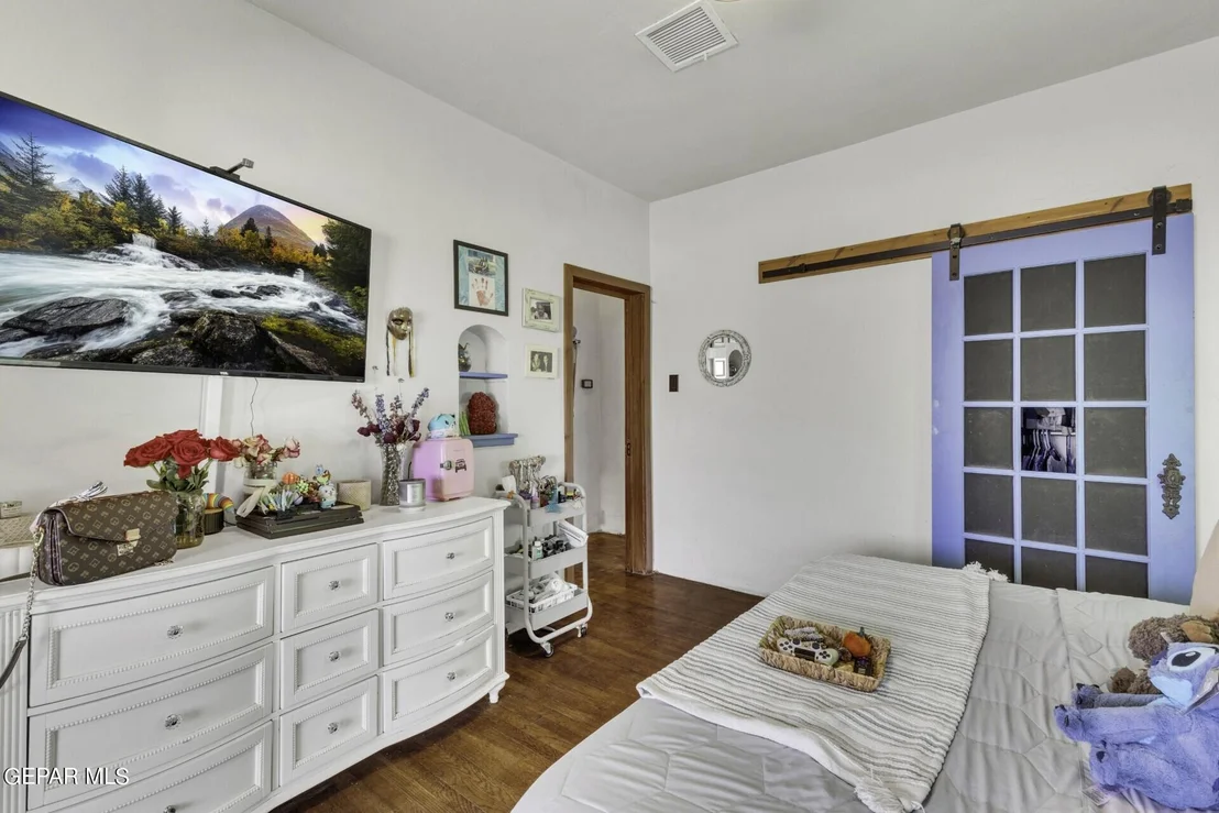 Photo of 932 W Borderland Rd. Road