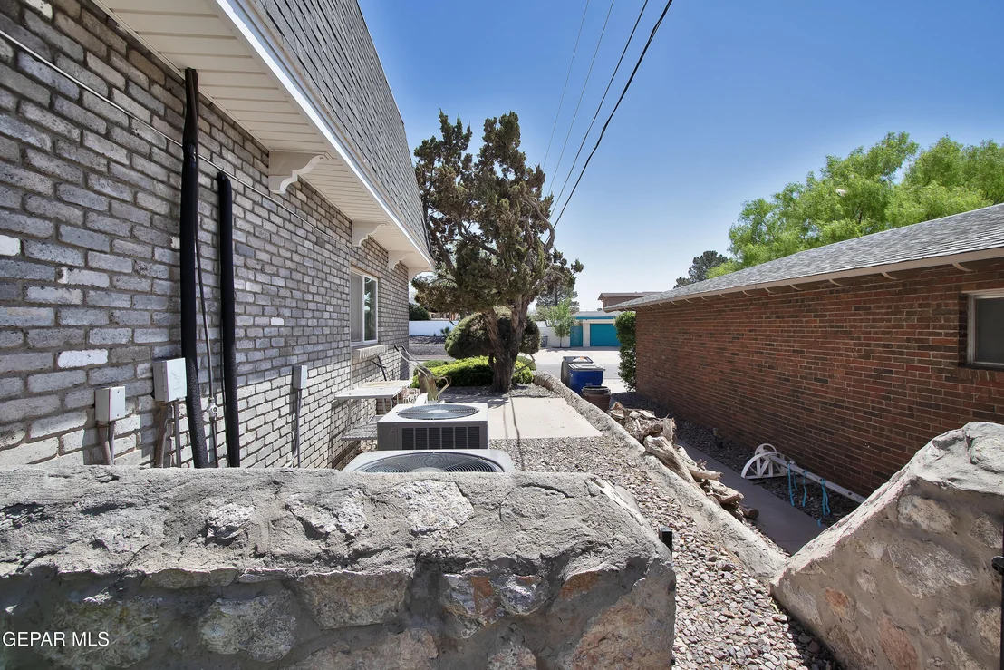 Photo of 517 Stonebluff Road