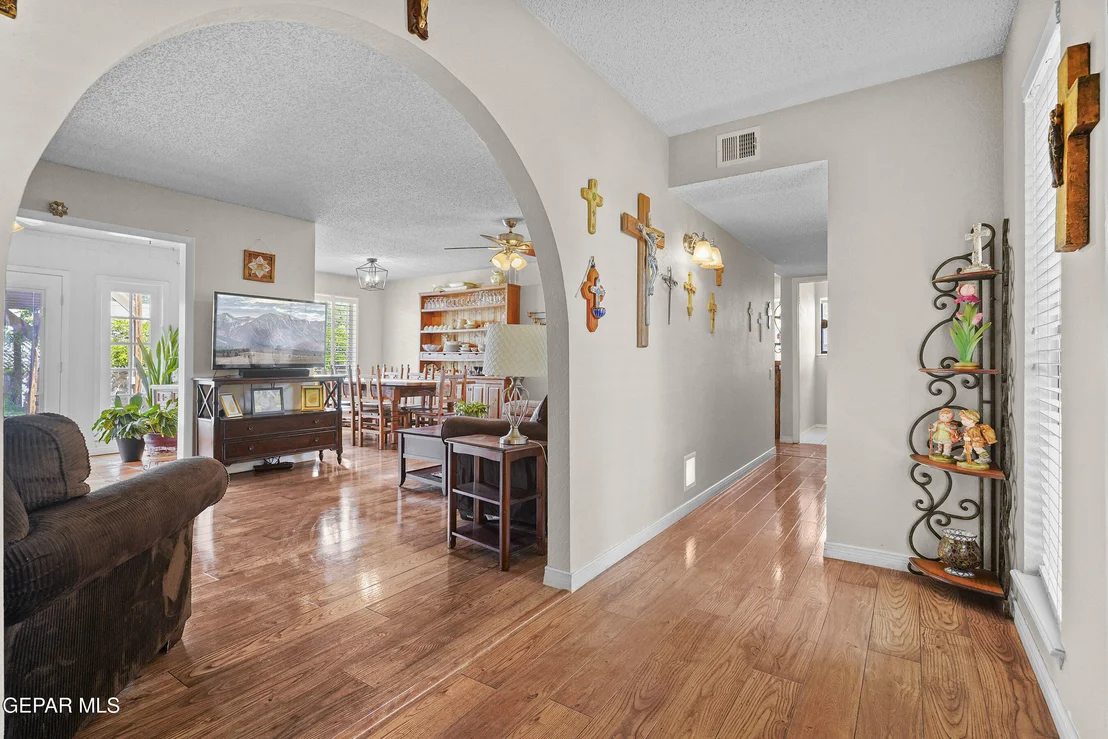 Photo of 207 SERRANIA Drive