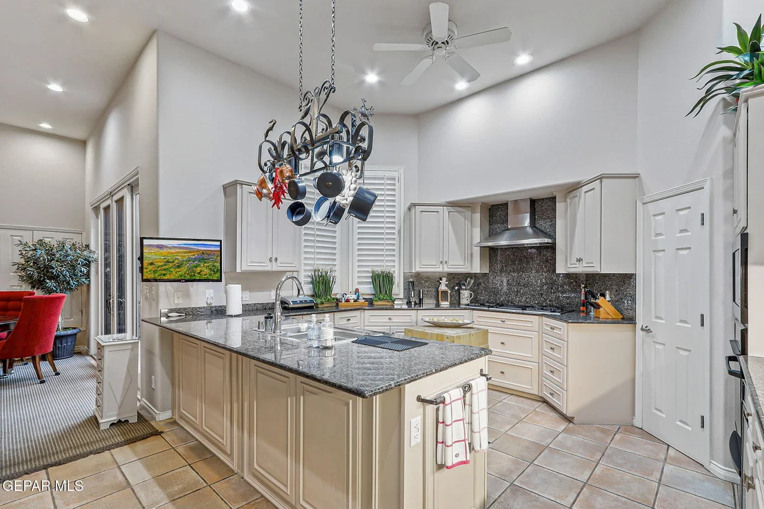 Photo of 1039 LOS JARDINES Circle