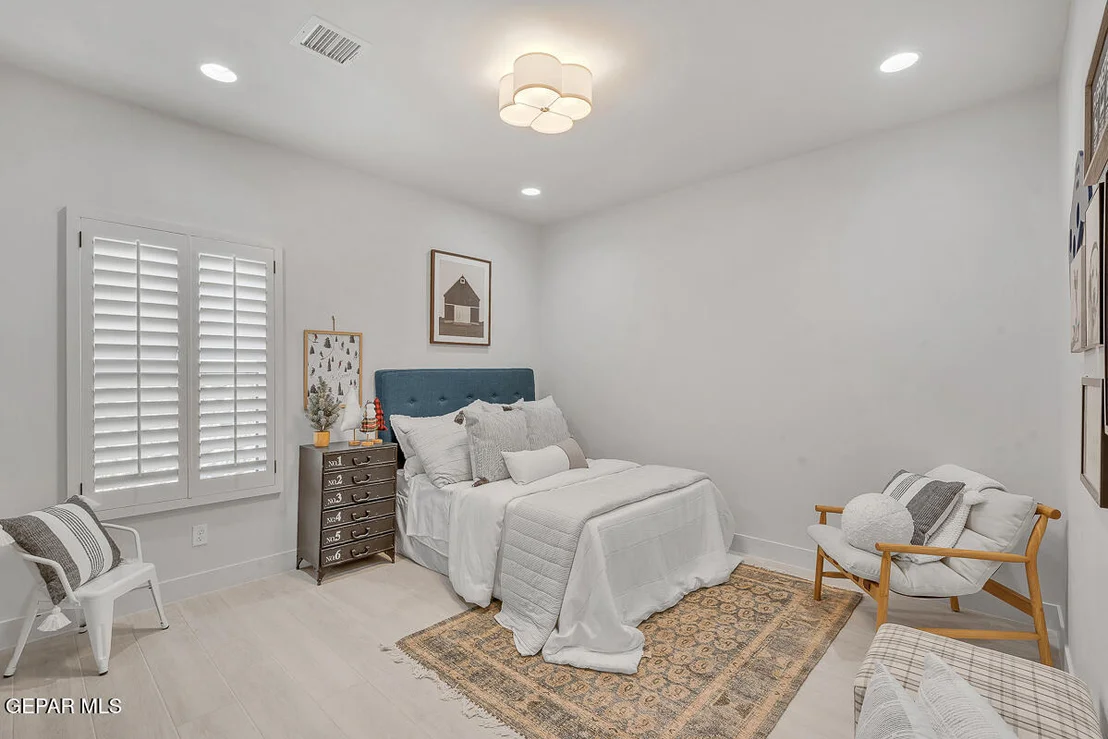 Photo of 909 Bilton Place