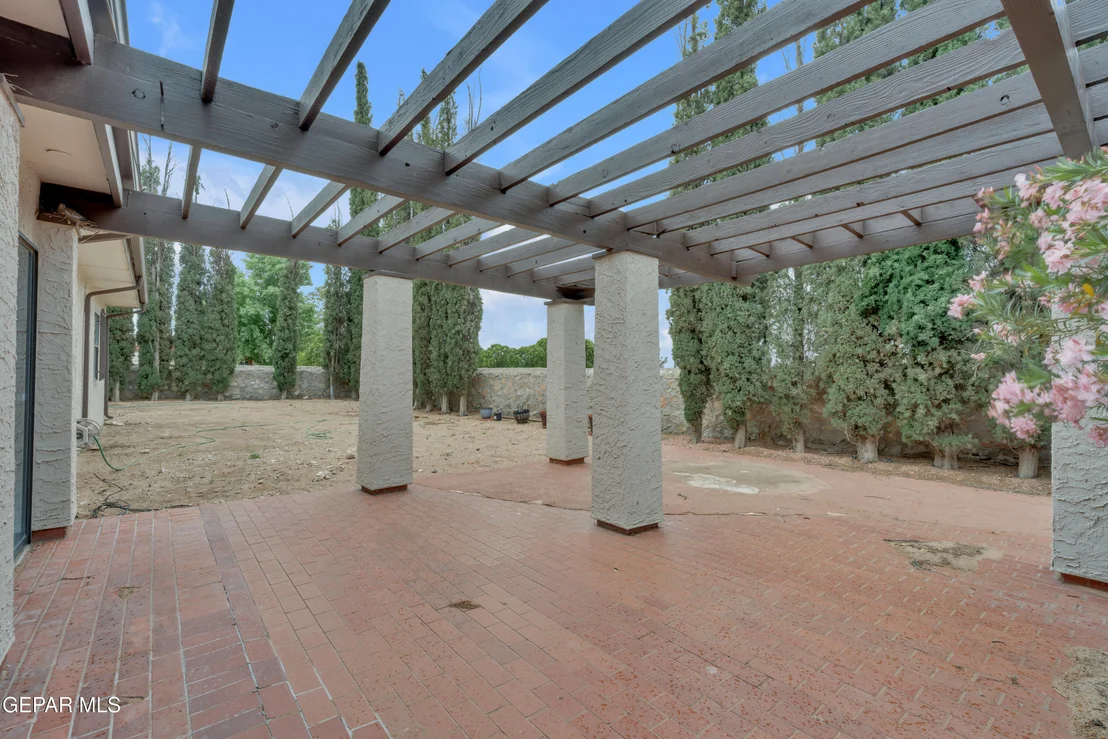 Photo of 425 VALPLANO Drive