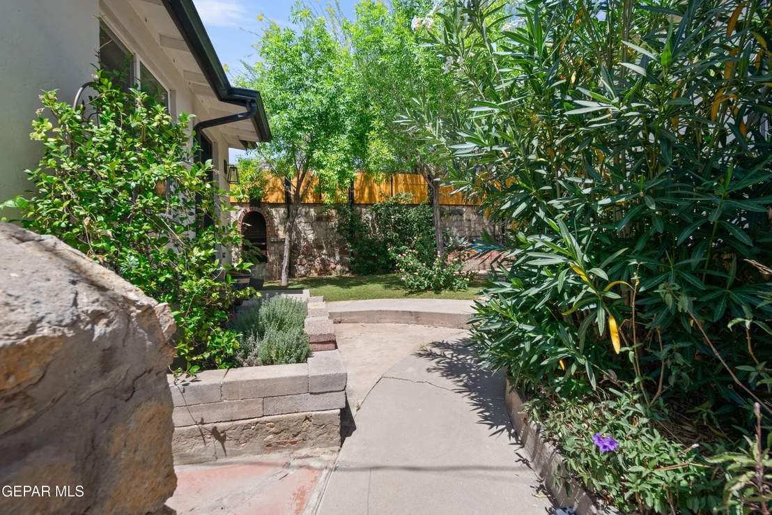 Photo of 2532 ALTURA Avenue