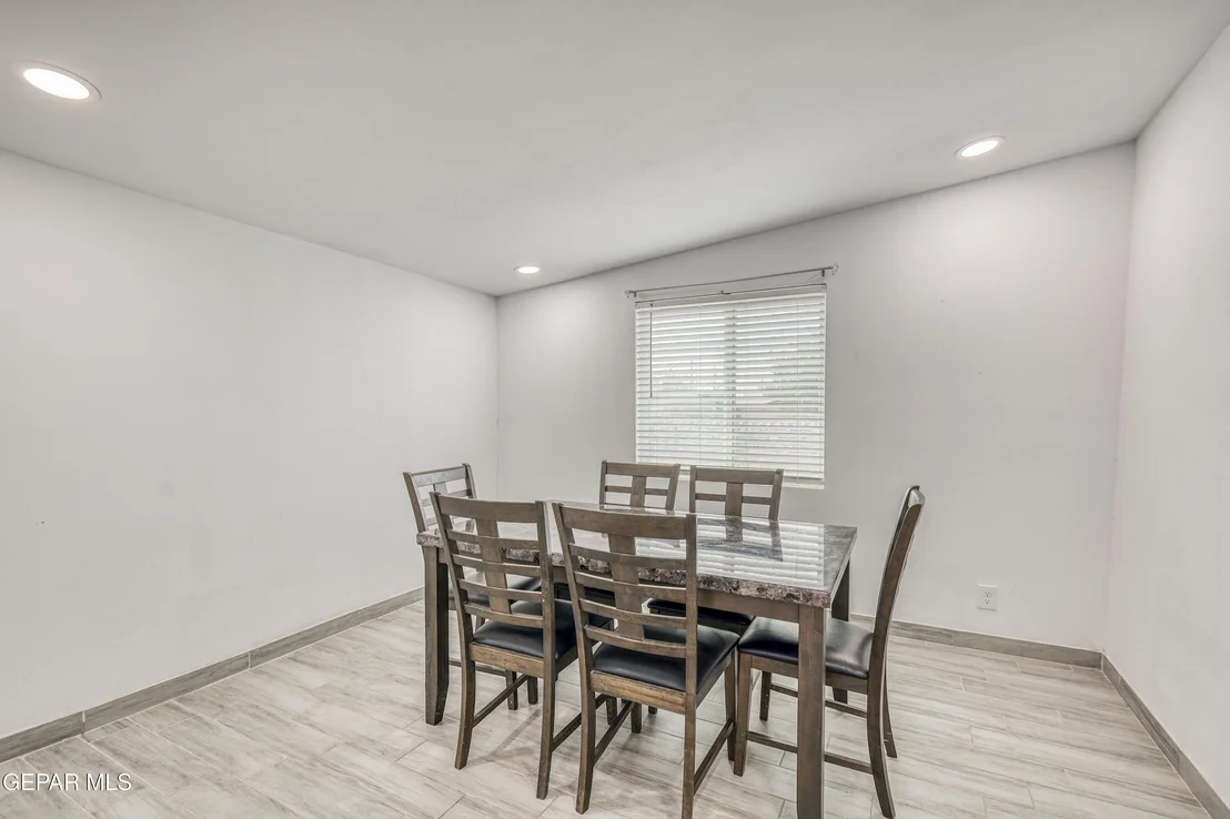 Photo of 232 E BORDERLAND Road