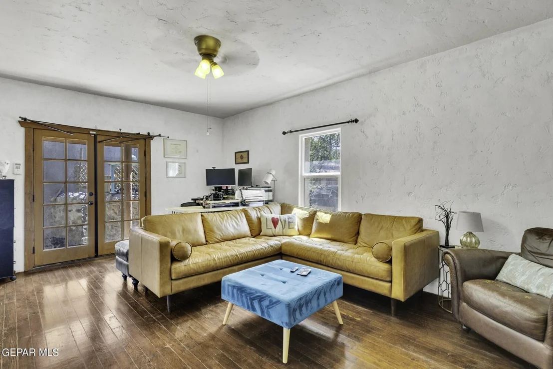 Photo of 932 W Borderland Rd. Road