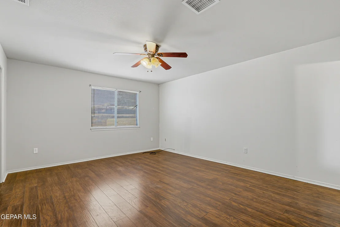 Photo of 14261 WOODS POINT Avenue