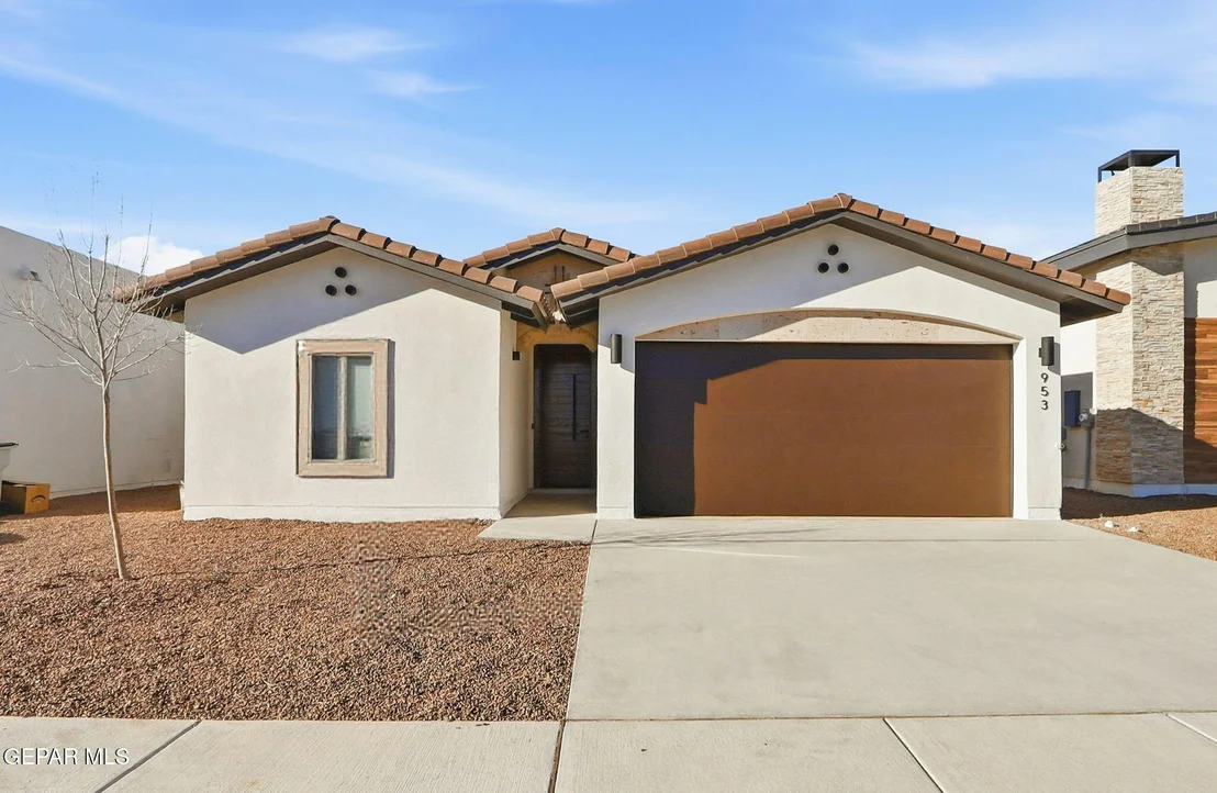 Photo of 945 Ada Lane