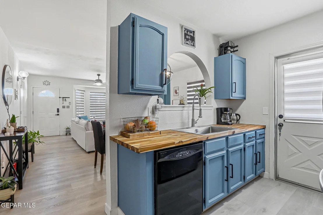 Photo of 2802 CASTLE HILL Circle