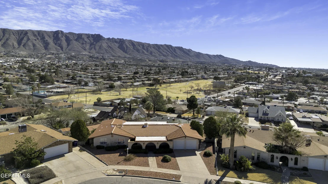 Photo of 612 SOMERSET Drive
